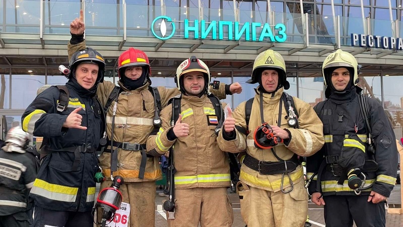 Команда пожарных из Югры впервые покорила высотку в Санкт-Петербурге
