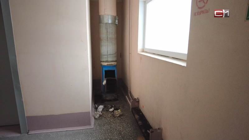 Жильцов многоэтажки в Сургуте эвакуировали из-за мусоропровода