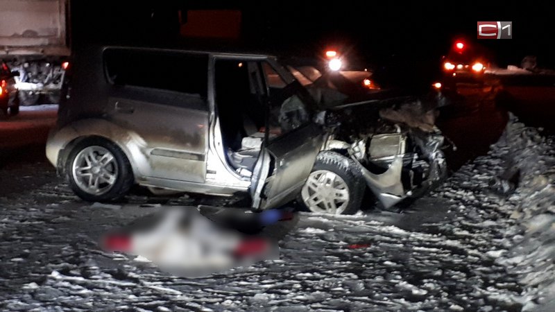 На трассе Сургут-Лянтор женщина врезалась в ремонтную технику и погибла