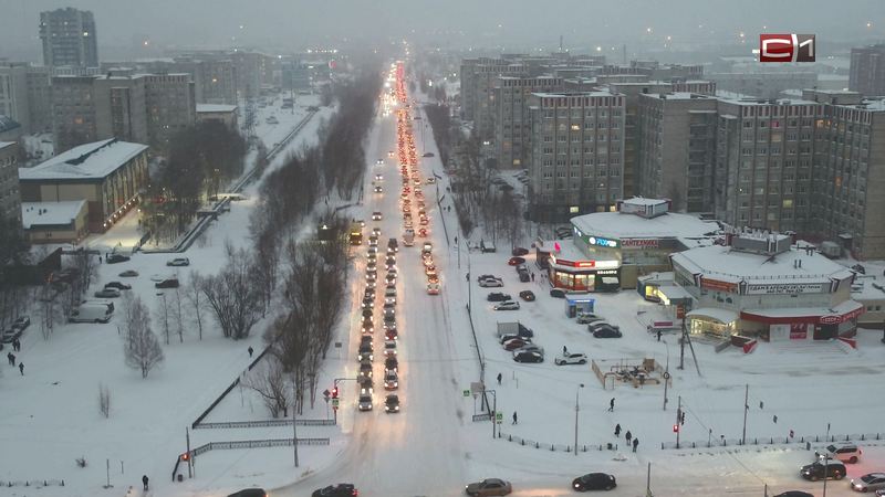 Сургут накрыло снегом: как город справляется с непогодой