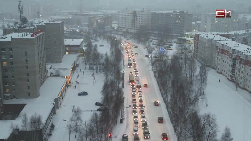 Коммунальщики Сургута пообещали, что очистят дороги города от снега за 24 часа
