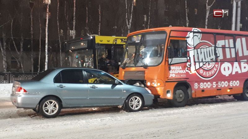 Иномарка врезалась в автобус на улице Маяковского в Сургуте — на дороге затор
