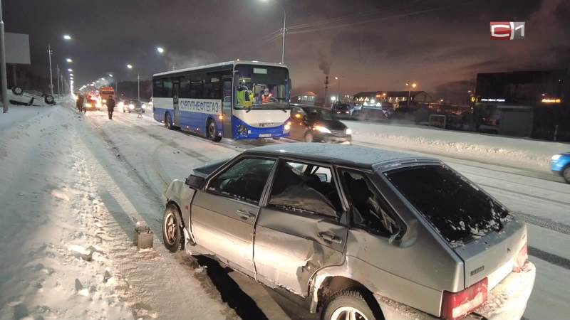 На Нефтеюганском шоссе в Сургуте произошло ДТП с вахтовым автобусом