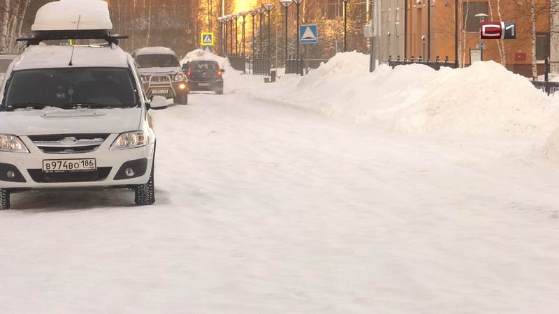 Из-за конфликта мэрии и подрядчика дороги в Лянторе превратились в снежный накат