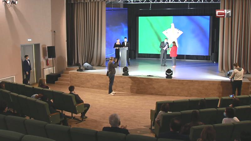Журналисты СургутИнформ-ТВ получили награды от Сургутского района   