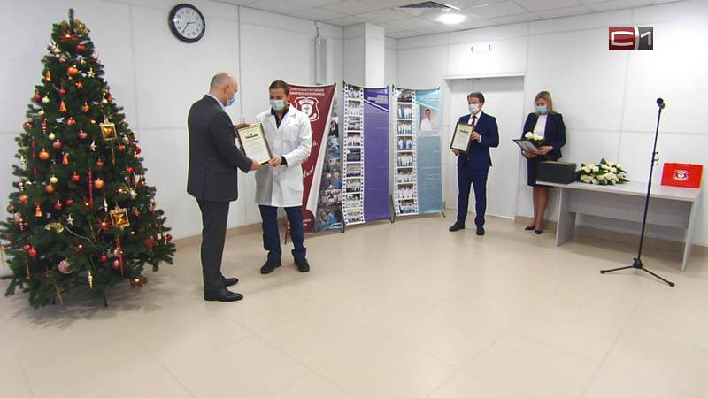 Глава Сургута наградил медиков, борющихся с COVID-19 в «красной зоне»