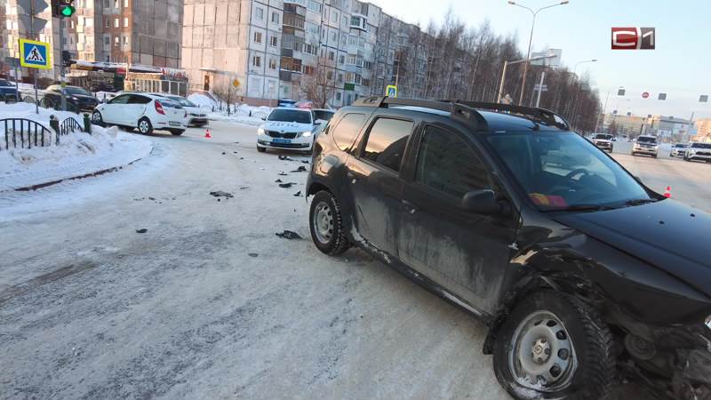 В ДТП на одном из перекрестков Сургута пострадали два человека