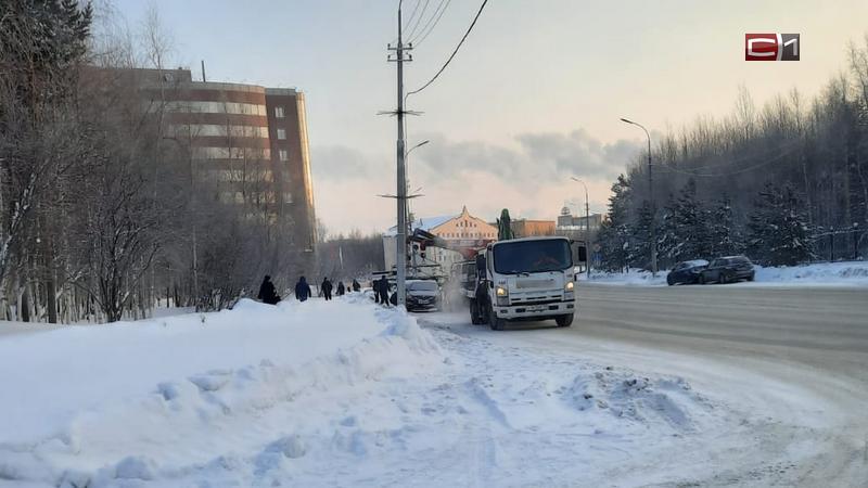 Личный транспорт сотрудников Сургутнефтегаза эвакуируют с городской улицы
