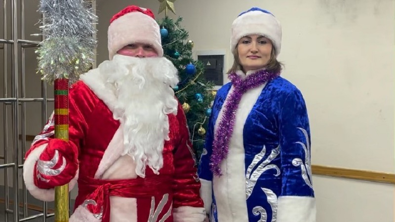 «Не дарите денежки ворам!» Дед Мороз и Снегурочка в Югре предупредили о мошенниках
