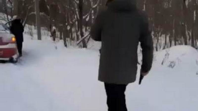 Сургутянин разгуливал по парку «За Саймой» с пистолетом. ВИДЕО