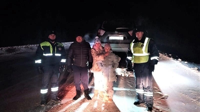 Инспекторы ДПС спасли замерзавшую на трассе Сургут-Салехард семью