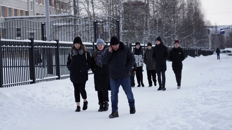 И снова эвакуация. Лжеминеры продолжают одолевать школу в Нижневартовске