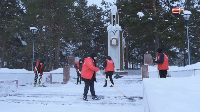 Молодежь Сургутского района убирает снег в родных поселениях
