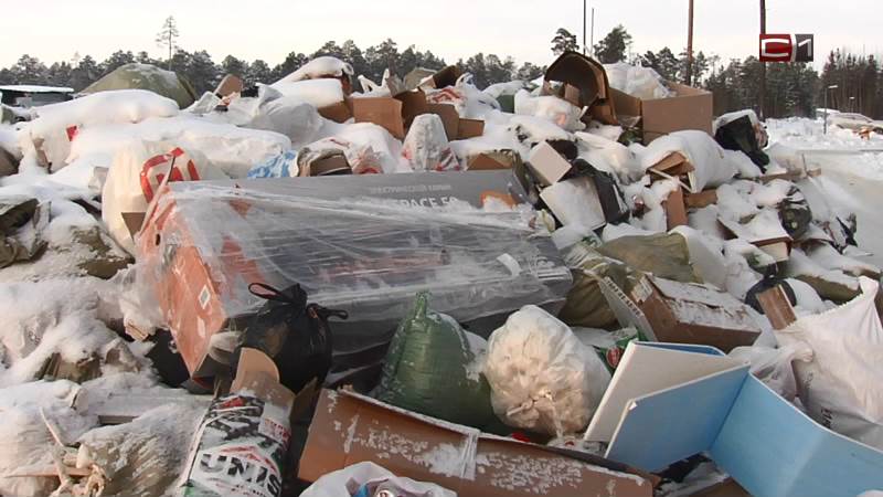 Вид на свалку: во дворе дома в Сургуте месяцами не вывозили строительный мусор
