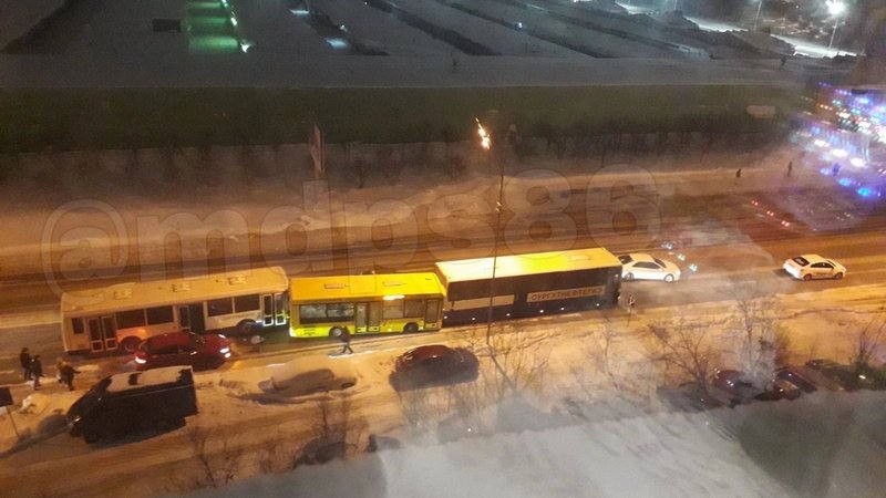 На Профсоюзов в Сургуте столкнулись сразу три автобуса. ФОТО