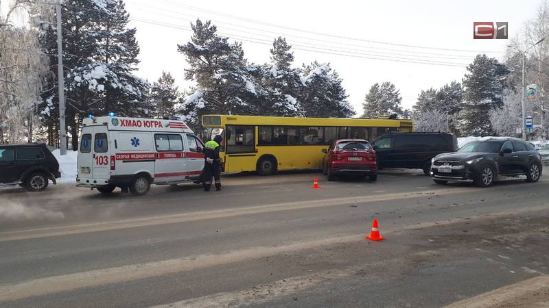 Массовое ДТП в Сургуте: не разминулись грузовик, две иномарки и автобус. ФОТО. ВИДЕО
