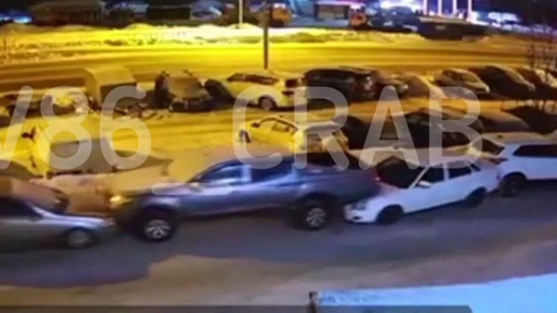 Необычное ДТП в Югре: машина внезапно тронулась с парковки и устроила «паровозик»