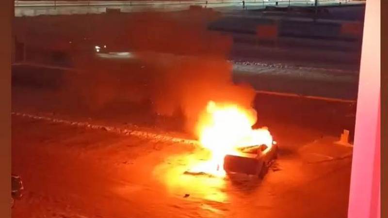 На парковке у "Сити Молла" в Сургуте сгорело авто. ВИДЕО