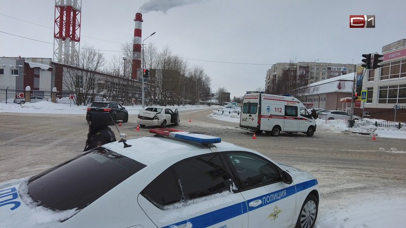 Автомобиль скорой помощи, перевозивший пациента, попал в аварию в Сургуте
