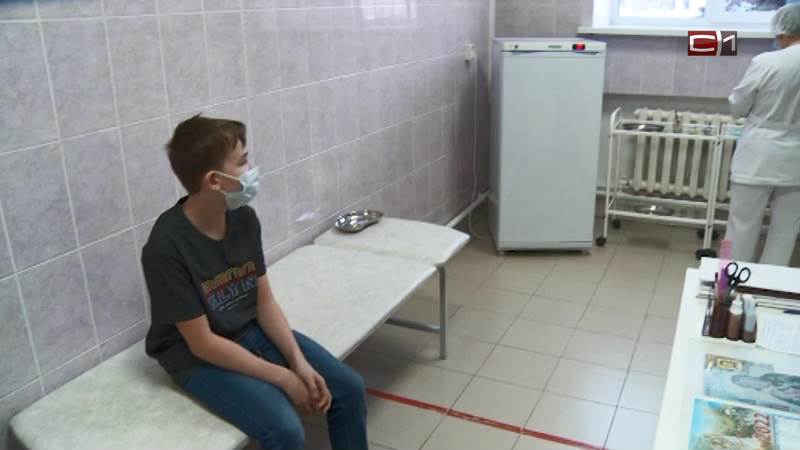 Подростков Тюменской области начнут прививать в медкабинетах школ