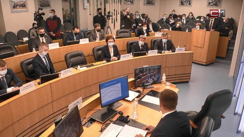 Глава Сургута представил депутатам отчет о работе мэрии в 2021 году