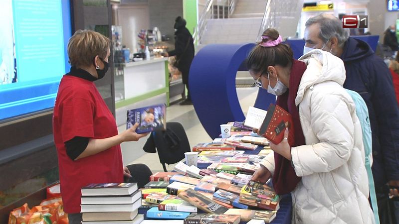 Сургутские библиотекари собрали несколько сотен книг для пассажиров аэропорта