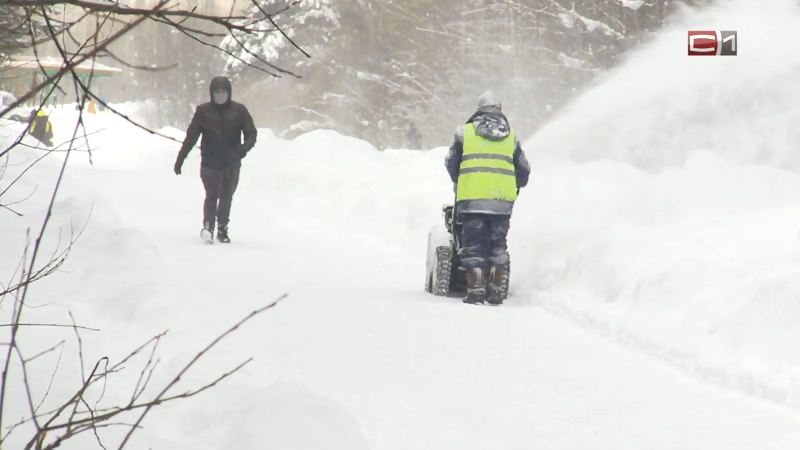 Осадки одолели. Сургутяне жалуются на плохую очистку тротуаров от снега