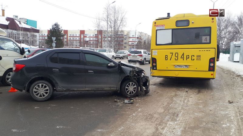 В Сургуте водитель «Рено» протаранил пассажирский автобус и сбежал с места ДТП