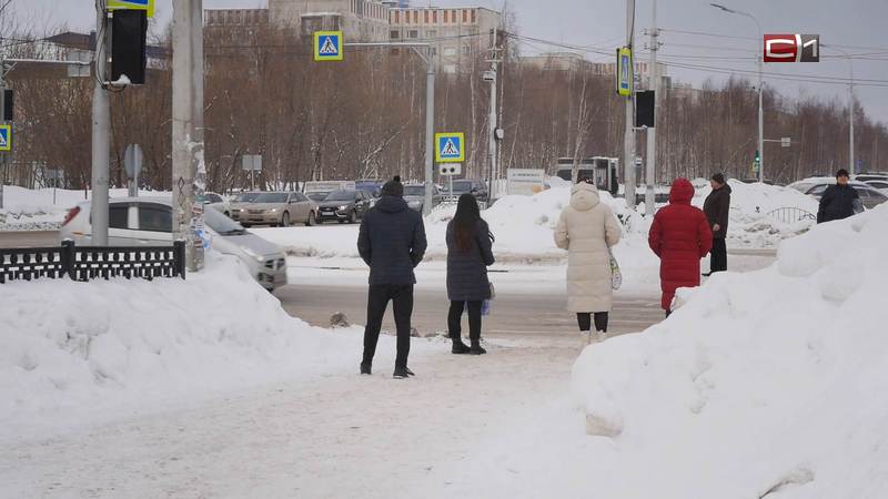 В Сургуте горы снега вдоль тротуаров и обочин загораживают обзор водителям