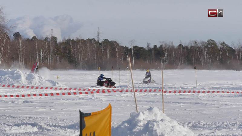 В поселке Снежный все желающие могли поучаствовать в гонках на снегоходах