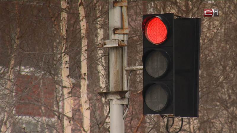 На перекрестках по улице Островского в Сургуте скорректировали работу светофоров