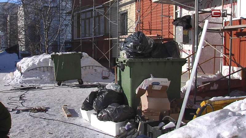 Жители дома в Сургуте недовольны, что вынуждены делить мусорные баки с пиццерией