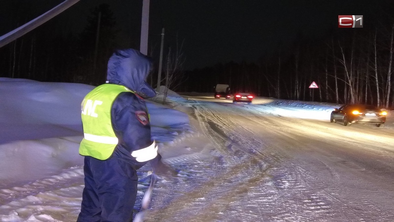 На помощь замерзавшим в мороз на трассах Югры людям пришли полицейские