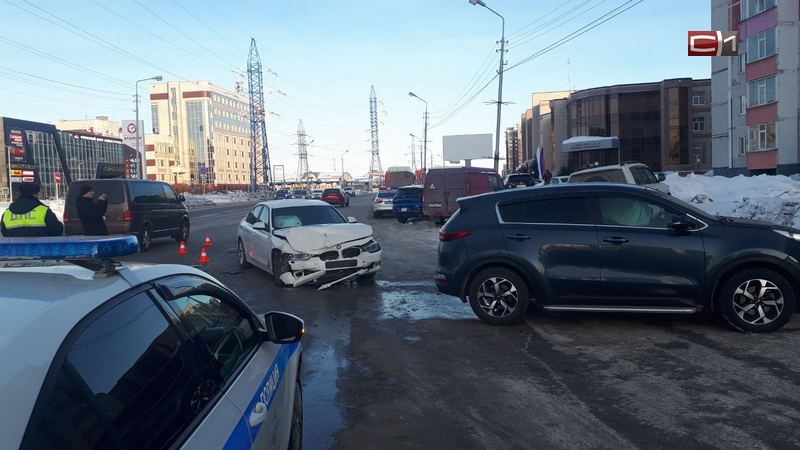 Две иномарки столкнулись на улице Киртбая в Сургуте. ФОТО