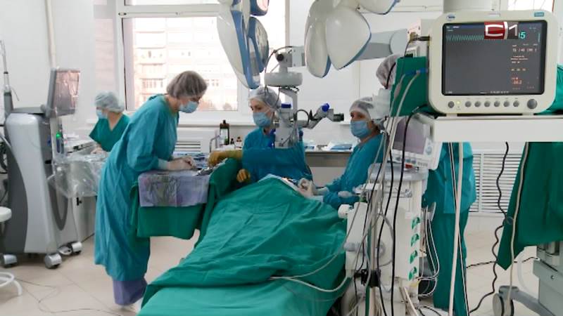 В Тюменской области хирурги вернули зрение недоношенному малышу
