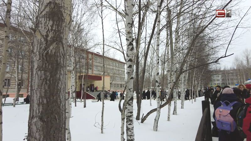 Из-за звонка об угрозе минирования в Сургуте эвакуировали школу