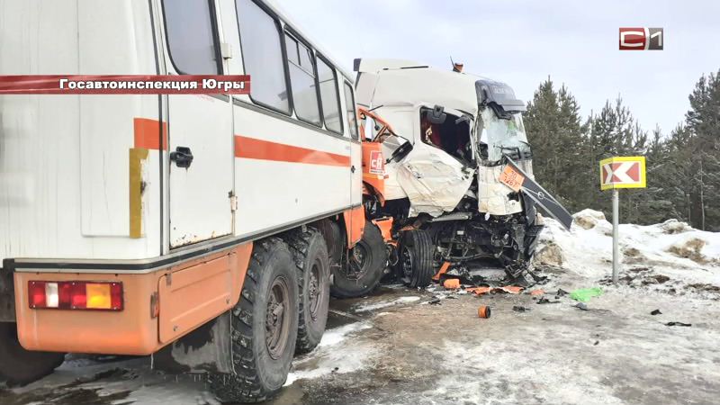В результате ДТП с вахтовым автобусом и КАМАЗом в Югре пострадали трое
