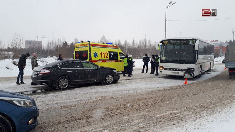 В результате двойного ДТП с автобусом в Сургуте пострадал пешеход