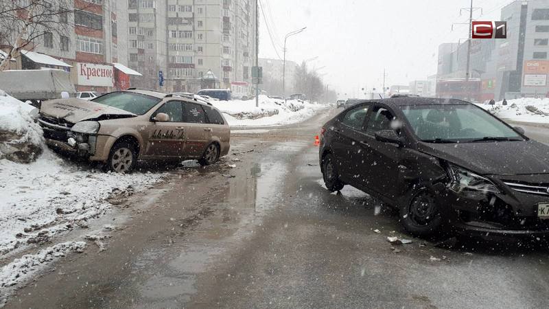 В Сургуте произошло ДТП с такси - пострадал пассажир