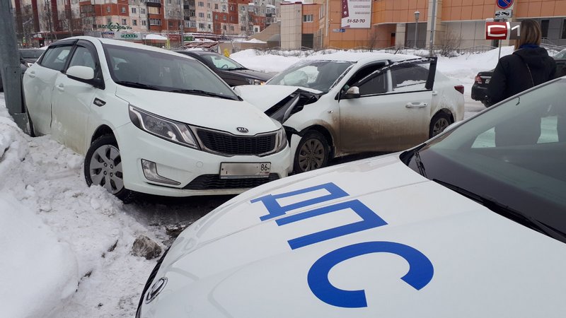 Два автомобиля «КИА» столкнулись в час пик в Сургуте - обошлось без пострадавших