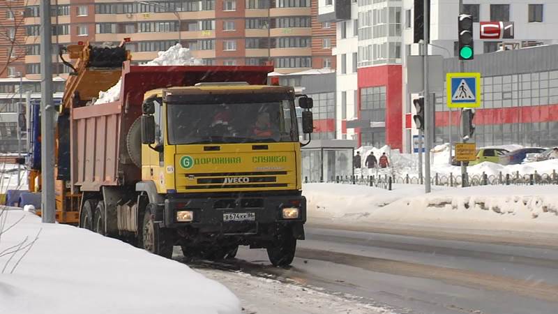 Коммунальщики Сургута назвали улицу, где больше всего трудностей с уборкой снега