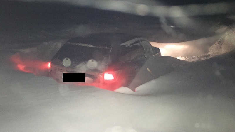 Вот так весна: в Югре спасли людей, чьи машины застряли в снегу на озере
