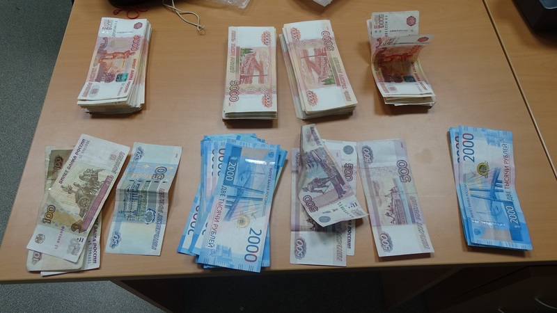 Пассажир пытался вывезти из Сургута в Худжанд 1,5 млн рублей в ручной клади