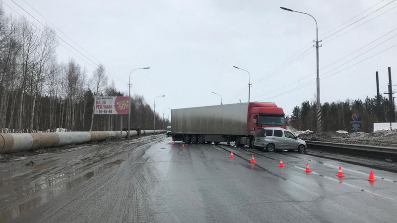 Водитель «Тойоты» пострадал в аварии с грузовиком в Сургуте 