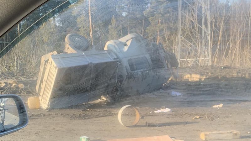На трассе в Сургуте перевернулся автомобиль, есть пострадавший. ВИДЕО