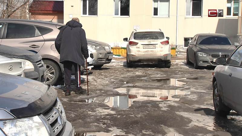 «Ходить невозможно»: сургутяне жалуются на плохую уборку снега у травмцентра