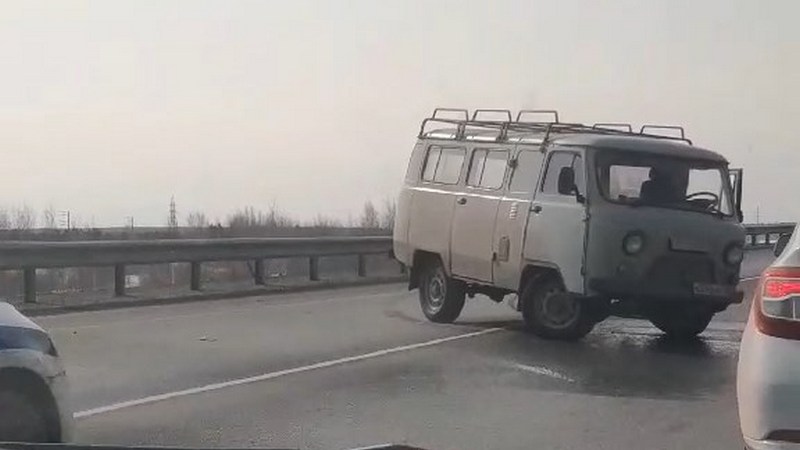 «Хендай» столкнулся с УАЗ недалеко от моста через Обь под Сургутом