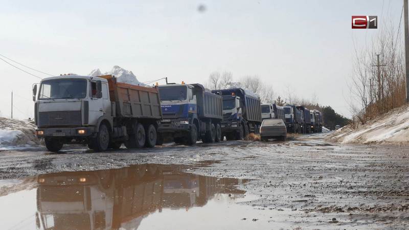 В Сургутском районе коммунальщики обещают вывезти снег с улиц до 15 апреля