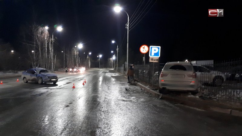 Авария возле СОКБ: БМВ протаранил забор стоянки и врезался в «Ниссан»