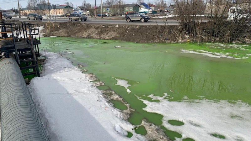 На улице Нефтеюганска талая вода окрасилась в яркий зеленый цвет
